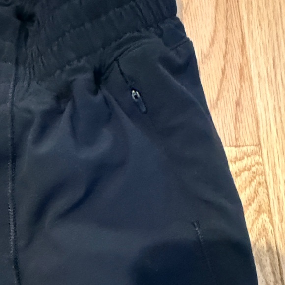 Lululemon 2.5” Hotty Hot Women’s Black Shorts - 2 - Picture 5 of 5